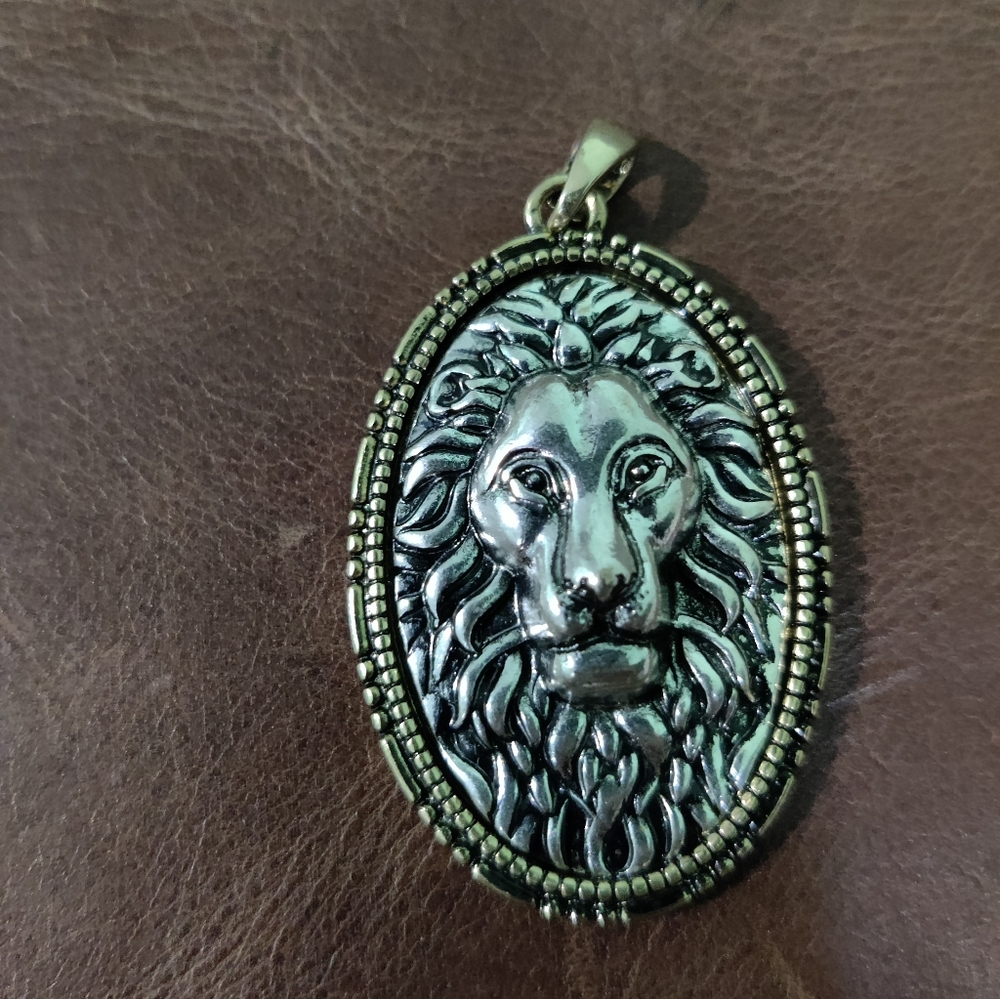 Lion head pendant